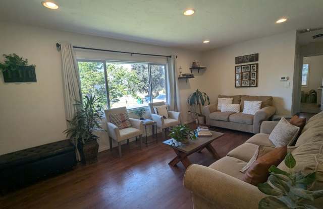 Fabulous 4 Bedroom 2 Bath House with Big Fenced Backyard photos photos