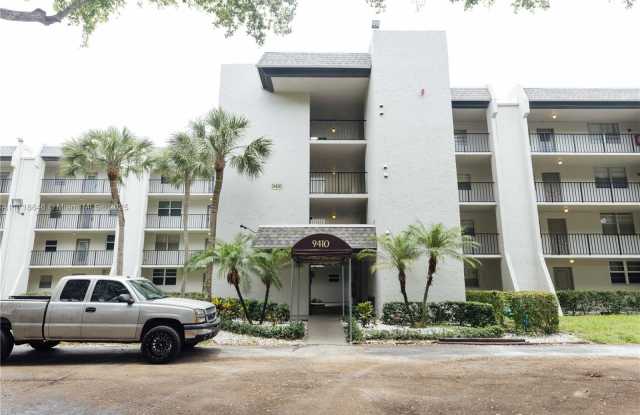 9410 Poinciana Pl - 9410 Poinciana Place, Davie, FL 33324