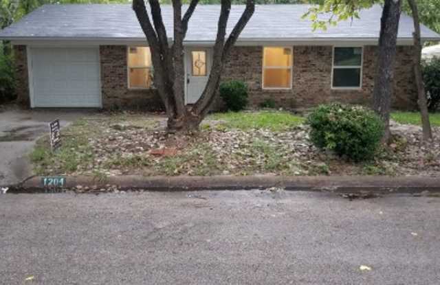 1204 Kennie Dr - 1204 Kennie Drive, Commerce, TX 75428