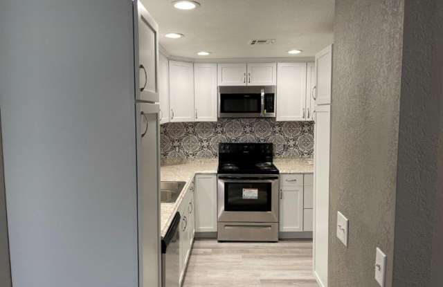 Pets OK! Moore Schools, 2 bed 2 full bath duplex with fenced yard and one car garage! Gallery 4
