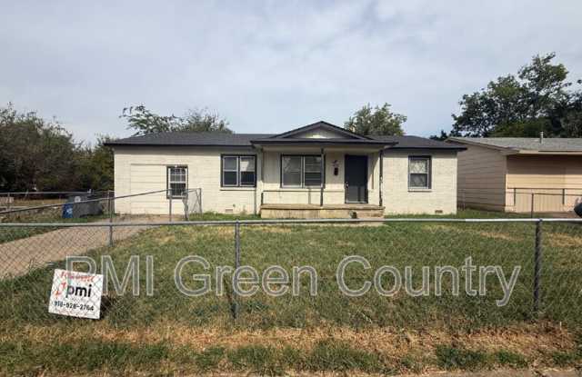 6117 N Main St photos photos