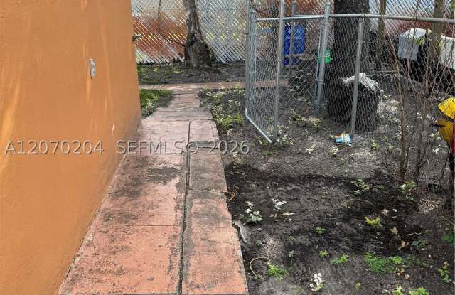 1018 N 17th Ct Gallery 2
