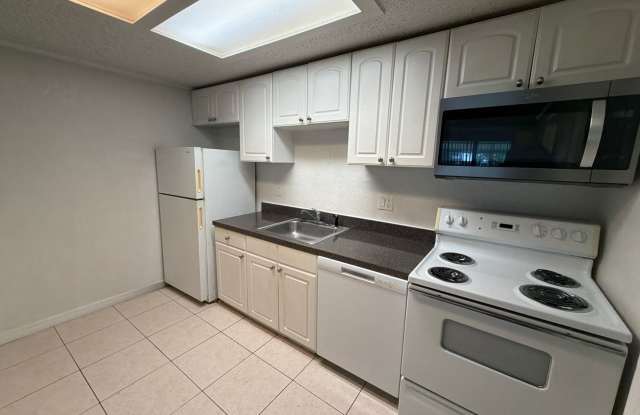 LIMITED SPECIAL: Lease by 10/31 and get half of your first full month RENT FREE!!! Gallery 4