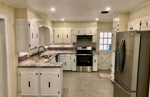 UPDATED IN BROADMOOR-BEAUTIFUL 4/3 CLOSE TO SCHOOLS/PARK/SHOPPING/DUCK POND/LIBRARY Gallery 3