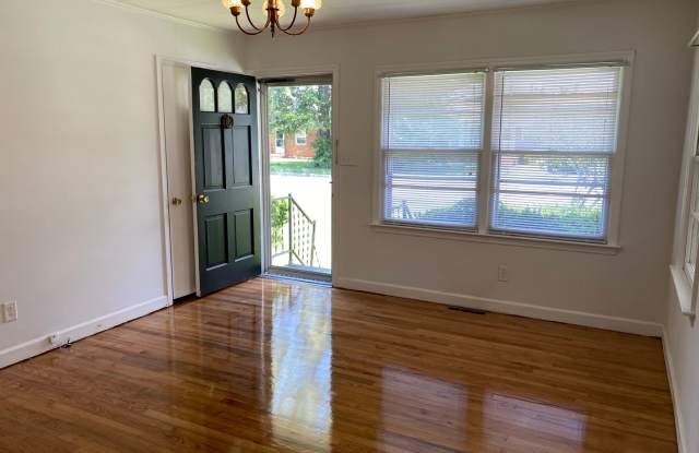 3 Bed 1 Bath House with Spacious Backyard Gallery 4