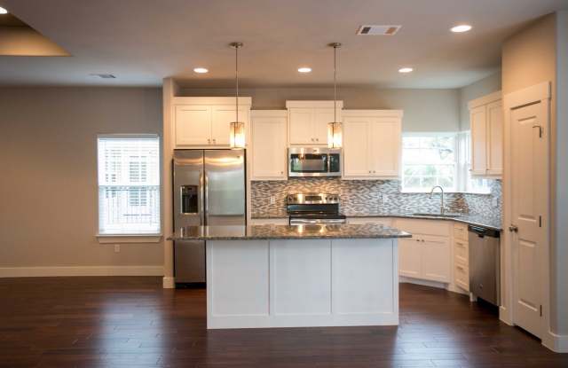 2 Week Free Move-In Special! Modern Single-Story Condo Near Lake Austin & Lake Travis Gallery 4