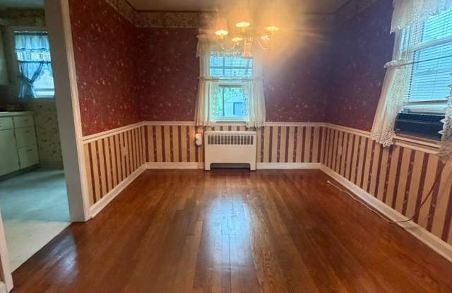 AVAILABLE FOR SHOWING NOW!!! 3 BEDROOM / 1 BA Gallery 3