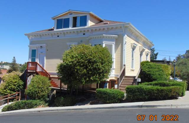 Upper Unit Remodeled Apartment in Downtown Martinez Gallery 1
