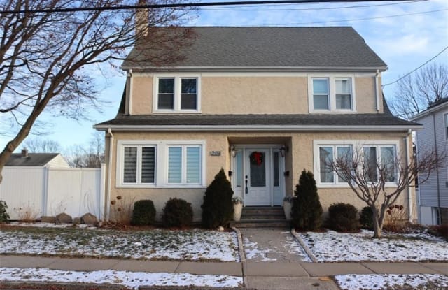 204 Lakeview Avenue - 204 Lakeview Avenue East, Harrison, NY 10604