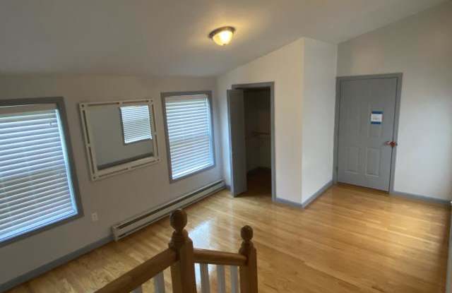 206 Hingham Gallery 4