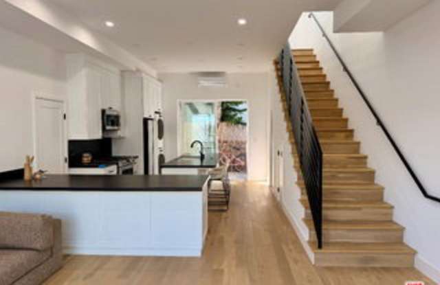 3989 1/2 Beethoven Street Gallery 1
