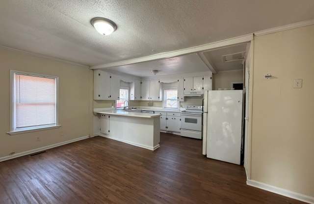 Great Experiences Are Just Around The Corner. Charming 2 bedroom Ranch Style Bungalow. Gallery 3