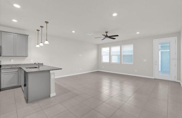 10877 WOODED ACRE Alley Gallery 2