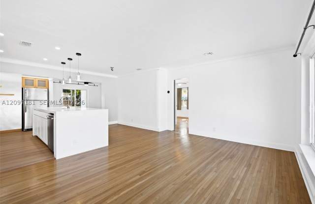 1236 N Victoria Park Rd Gallery 4