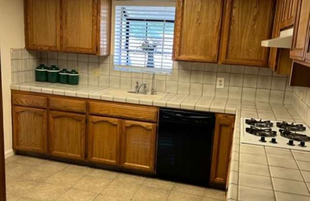 Nice 5 bedroom home with a large garage. Gallery 3