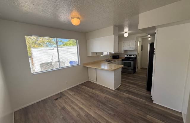 Beautiful Three Bedroom Townhome; Bountiful, 1,300 sq ft; Fully Updated and Pet Friendly - 3000 Orchard Drive, Bountiful, UT 84010
