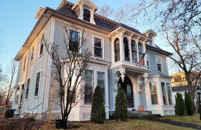 2 Oak Street unit: 3 photos photos