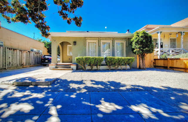 Refurbished 2-Story 5bd Home With Laundry Hookups, Large Lot, & Accepting Pets! Gallery 1