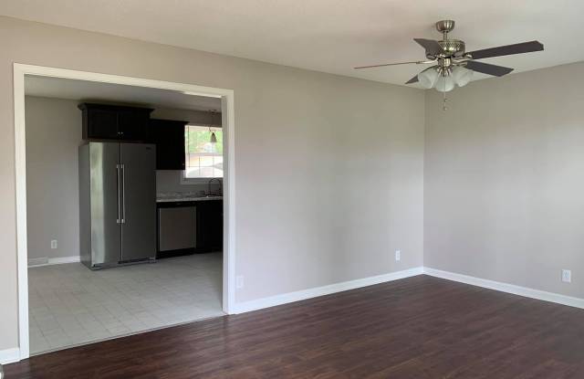 3 Bed 1 1/2 Bath Home Near Dunbar Cave and Walking Trails! Gallery 4