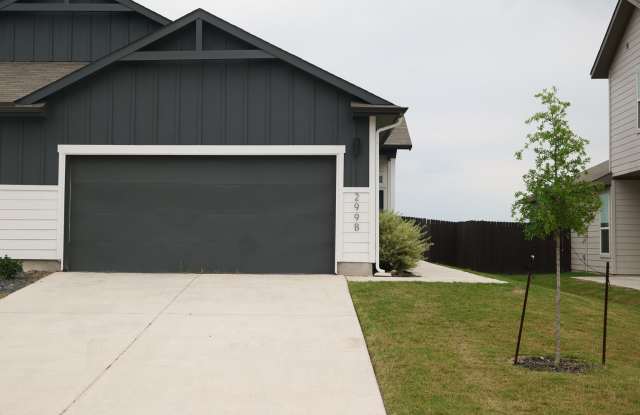 Stunning 3x2 Luxury Duplex in Buda, TX! Gallery 1