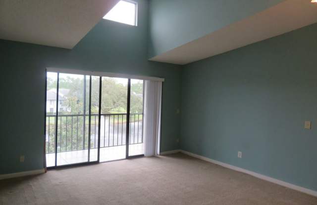 1035 S Pine Ridge Circle #35 Gallery 2