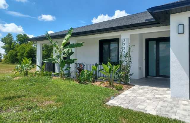 Available Now: Spacious 3 Bedroom / 2 Bathroom With a Large Fenced Yard photos photos