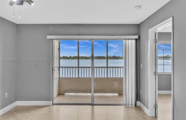 2811 N Oakland Forest Dr Gallery 3