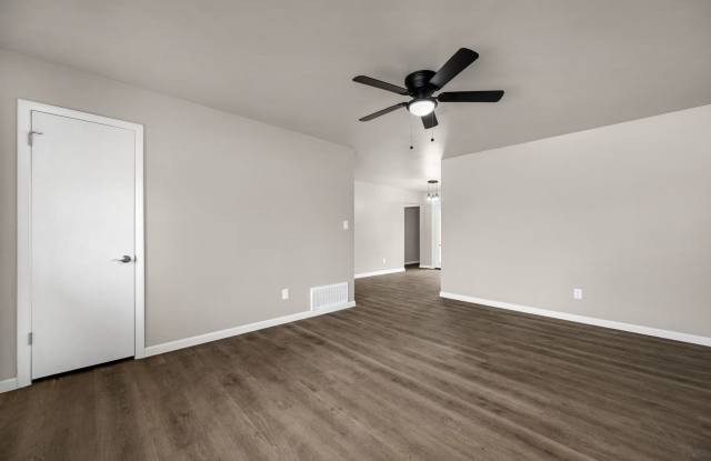 509 NE Cimarron Circle - Hot new listing! Gallery 4