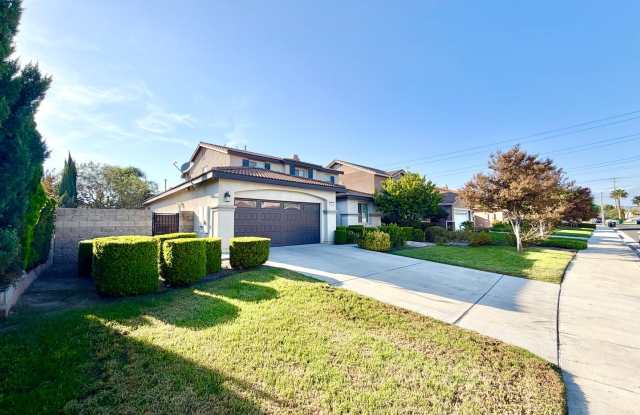 Spacious 4 Bedroom 3 Bathroom Home with Large Backyard! Gallery 3