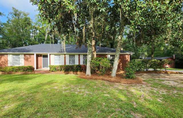 Charming Cul-de-Sac Home with Sunroom, Den  Spacious Screened Porch photos photos