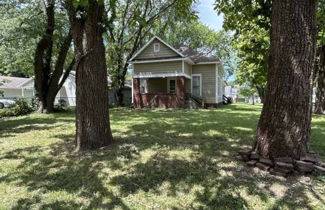 Very Spacious 3 Bedroom and 1 Bath House - Huge Corner Lot! Gallery 3