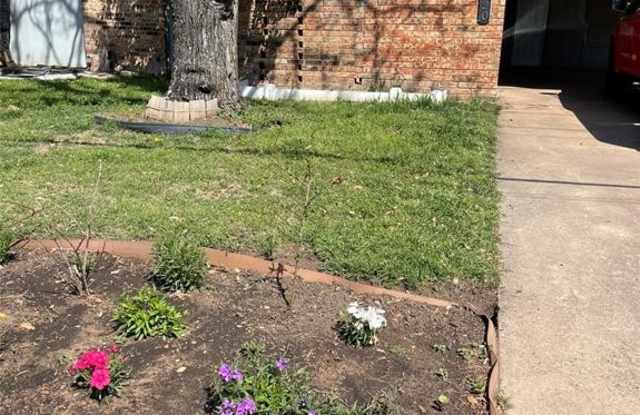 320 N Charles Street - 320 South Charles Street, Lewisville, TX 75057