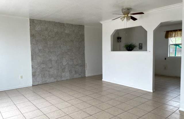 2405 Zanderson Avenue, Jourdanton, TX 78026 - 1 Gallery 4