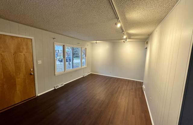 3 Bedroom Home in Excellent West Side Location! Gallery 2