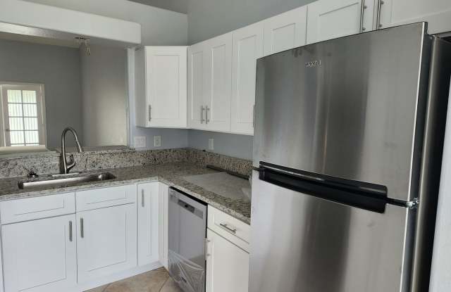 Lovely Duplex Close to Leonard Blvd Gallery 2