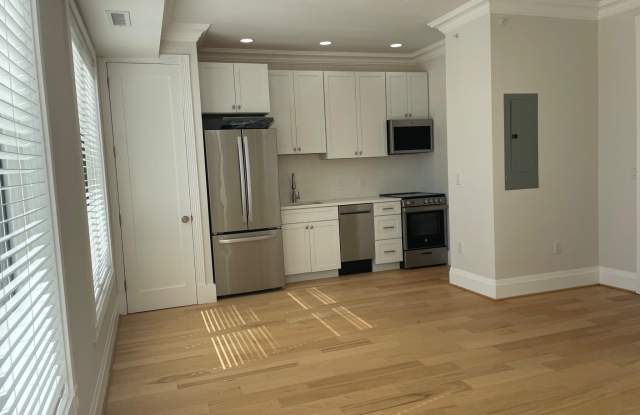 712 E SE Gallery 2