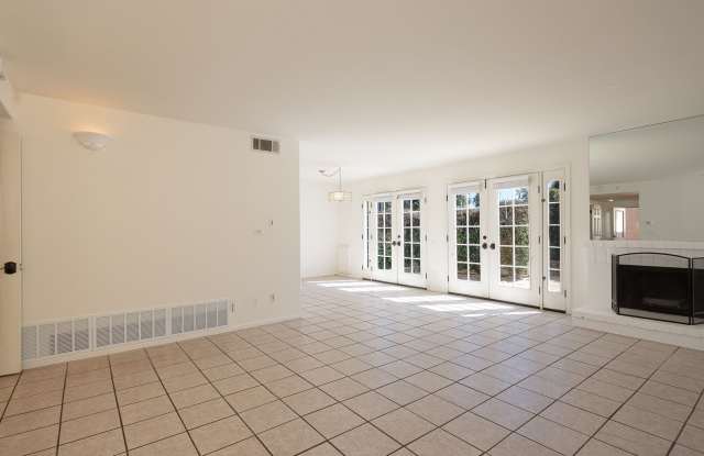 3 Bedroom + 2.5 Bathroom Townhome | County Square Villas | Ventura | Unfurnished Gallery 3