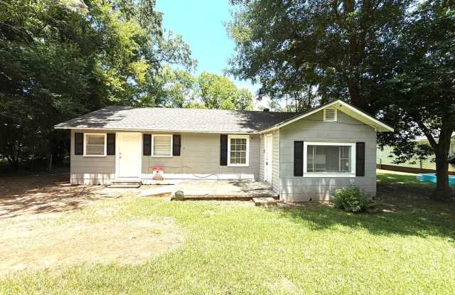 ** 3 bed 1 bath located in Highland Gardens ** Call 334-366-9198 to schedule a self showing photos photos