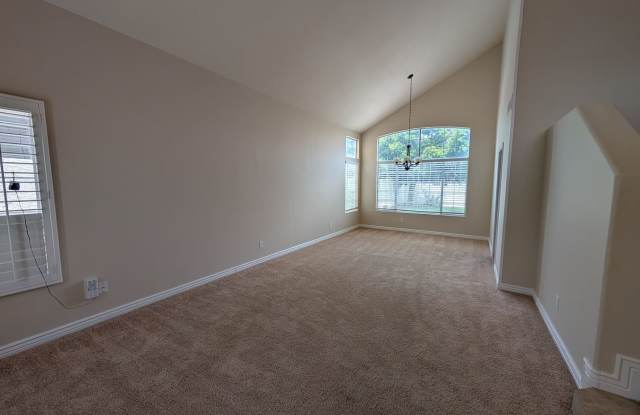 3 Bedroom Plus Den, 3 Bathroom Desert Breeze Home Gallery 4