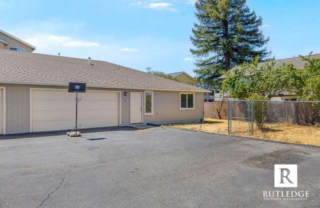 Central Point Duplex / Fenced Backyard / Off Street with 2 Car Garage Gallery 3