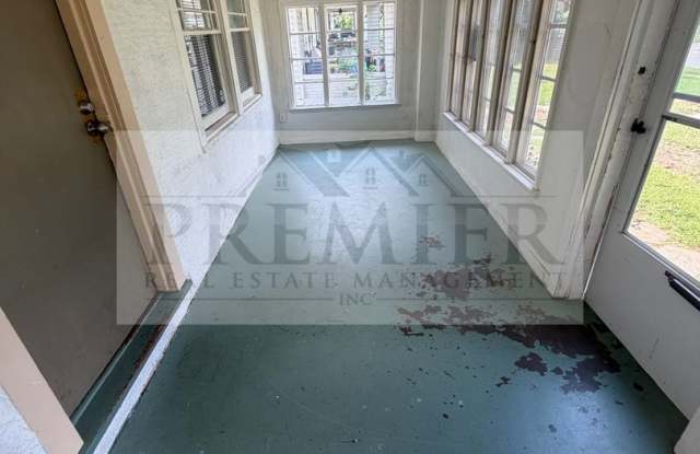 5607 Virginia Ave Kansas City , MO 64110 Ranch Style House //Rent: $1150 Deposit: $1150 Gallery 3