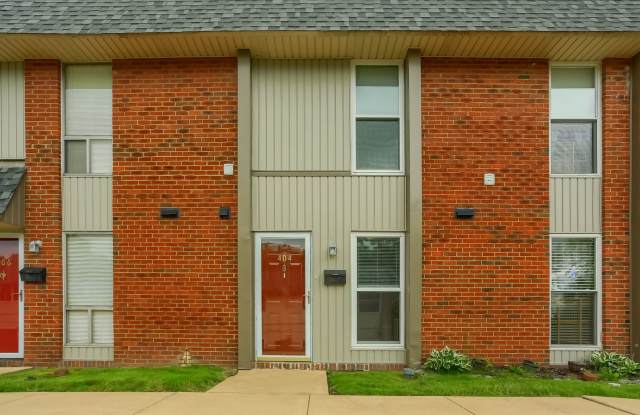 UPDATED 2 BEDROOM CONDO - Heart of Moon Township - 404 College Park Drive, Carnot-Moon, PA 15108