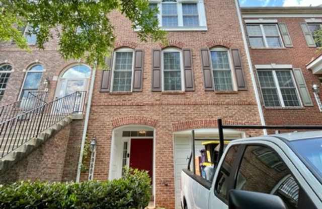 Spacious and bright 3 BR 3.5 BA TH with garage! photos photos