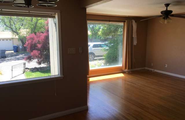 Downtown home with yard! Gallery 4