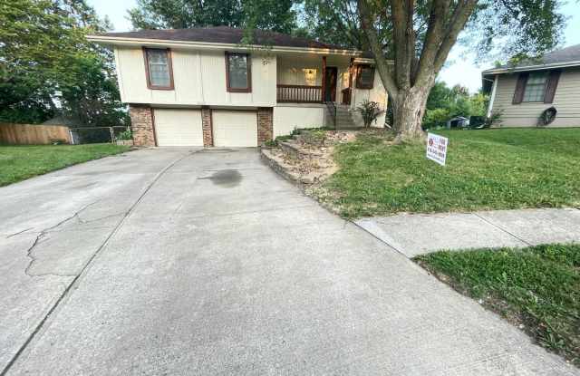 Beautiful 3 Bedroom / 2 Bathroom House in Blue Springs! - 2612 Southeast 7th Street Terrace, Blue Springs, MO 64014