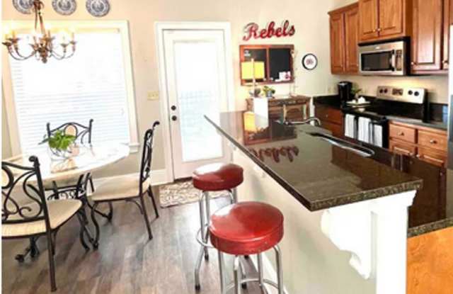 3 bed/3 bath Furnished/Unfurnished Gallery 4