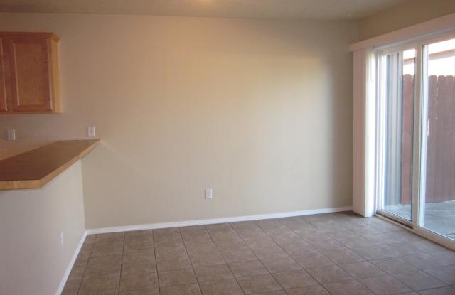 2 Bedroom / 2.5 Bathroom + Office Townhome in Redmond Oregon Gallery 3