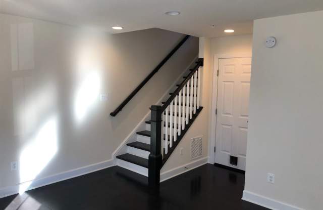 4624 Woodberry St Gallery 3