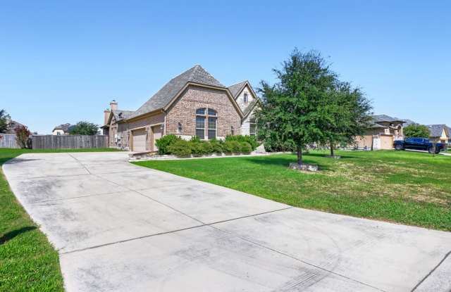 Luxury 4-Bedroom Home with Chef's Kitchen & Outdoor Living Gallery 4