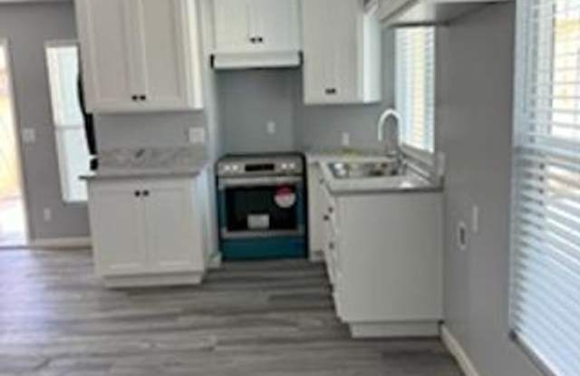 REMODELED 2 BEDROOM/ 1 BATH FOR LEASE Gallery 4